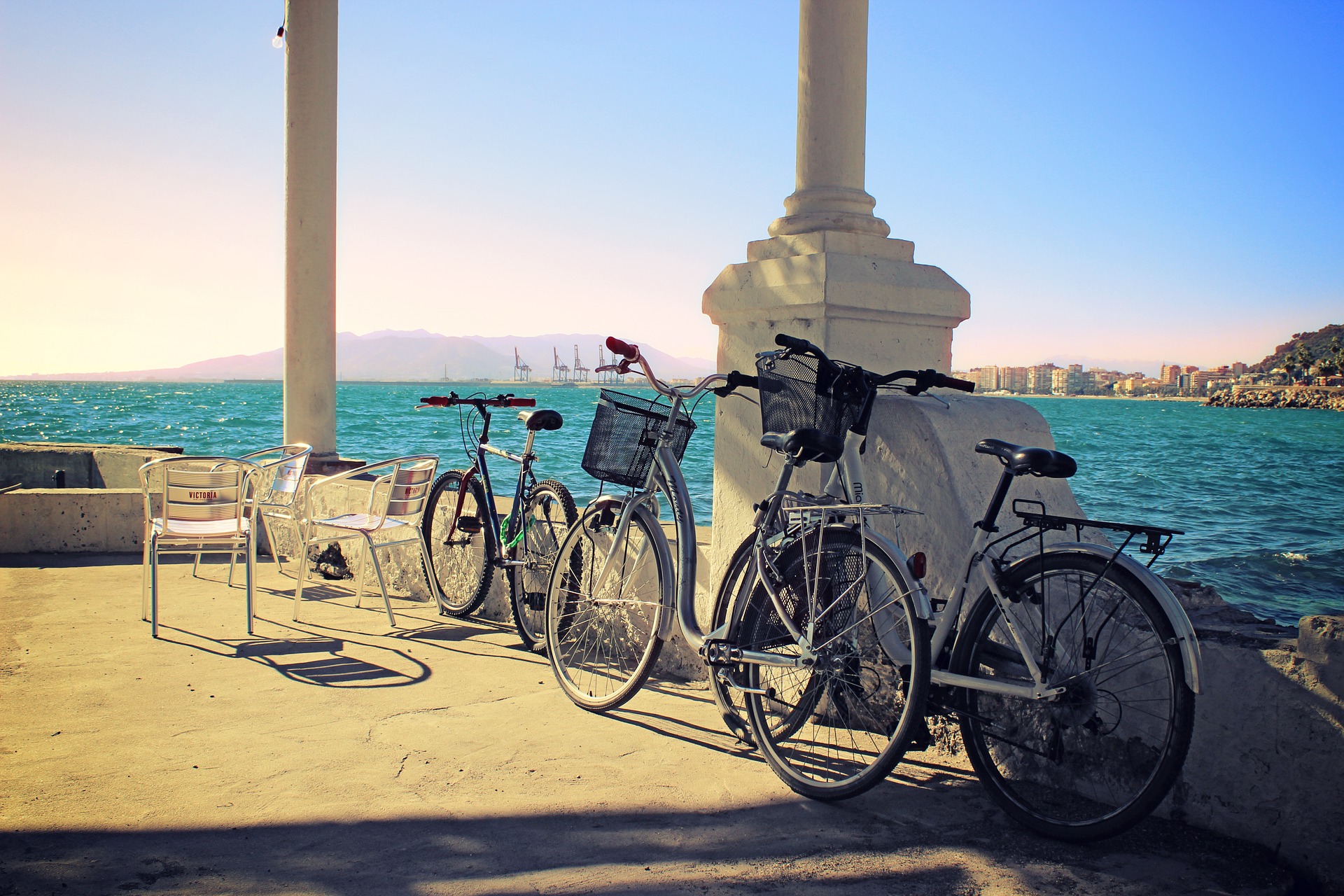 Malaga next to the sea by bicycle