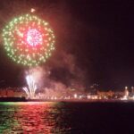 Foto de fuegos artificiales de la feria de Málaga desde un barco
