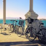 Paseando en bicicleta junto al mar en Malaga